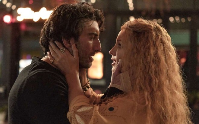 Lily (Blake Lively) coloca as mãos no rosto de Ryle (Justin Baldoni) em cena do filme É Assim que Acaba