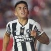 Almada, do Botafogo, comemora gol e veste uniforme listrado em branco e preto