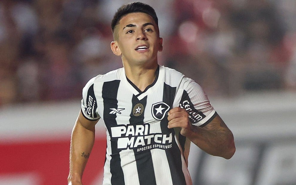 Almada, do Botafogo, comemora gol e veste uniforme listrado em branco e preto