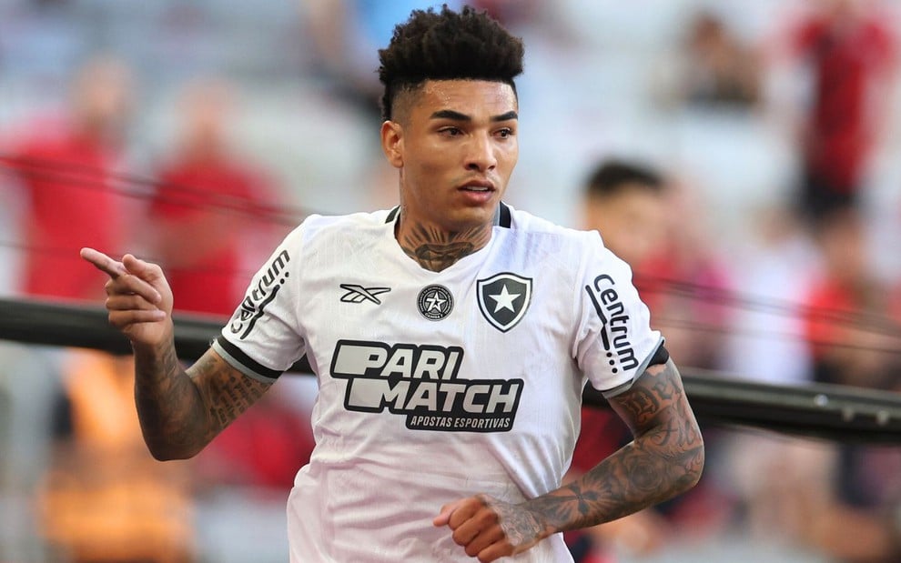 Igor Jesus, do Botafogo, comemora gol e veste uniforme branco com detalhes em preto e cinza