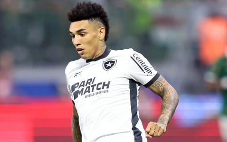 Igor Jesus, do Botafogo, veste uniforme branco com detalhes pretos durante partida da equipe