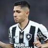 Savarino, do Botafogo, comemora gol durante partida e veste uniforme listrado em branco e preto