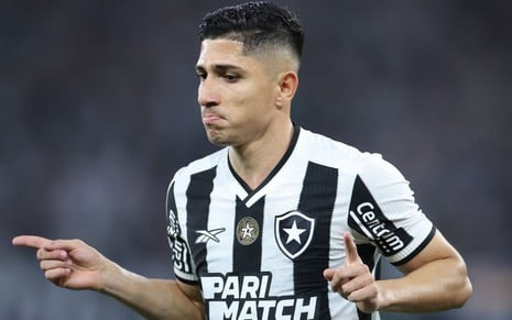 Savarino, do Botafogo, comemora gol durante partida e veste uniforme listrado em branco e preto