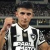 Almada, do Botafogo, veste uniforme listrado em branco e preto durante partida da equipe