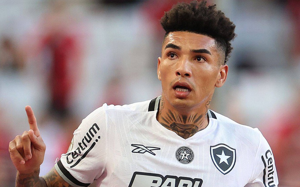 Igor Jesus, do Botafogo, comemora gol e veste uniforme branco com detalhes em preto e cinza