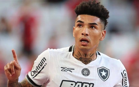 Igor Jesus, do Botafogo, comemora gol e veste uniforme branco com detalhes em preto e cinza