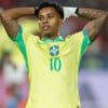 Rodrygo, da Seleção Brasileira, veste uniforme amarelo com detalhes verdes durante partida