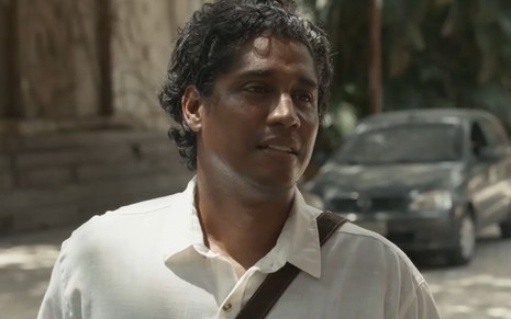 O ator Breno da Matta está de camisa branca em cena como Lívio na novela Renascer, da Globo