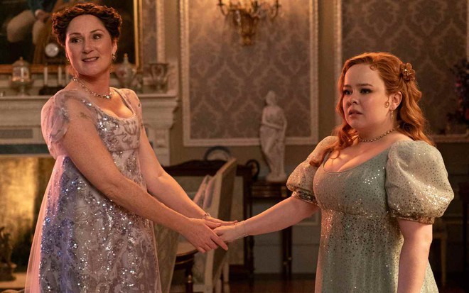 Violet (Ruth Gemmell) segura a mão de Penelope (Nicola Coughlan) em cena da terceira temporada da série Bridgerton