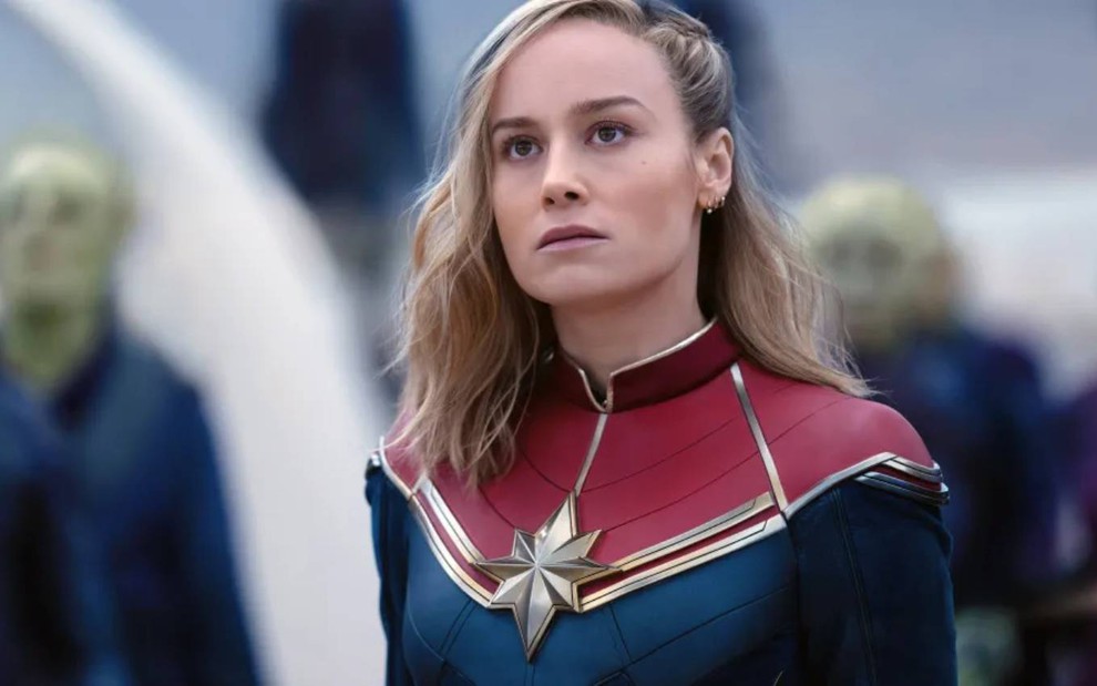 Brie Larson vestida como Capitã Marvel