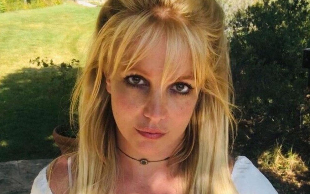 Britney Spears olha para a câmera, em selfie publicada no Instagram