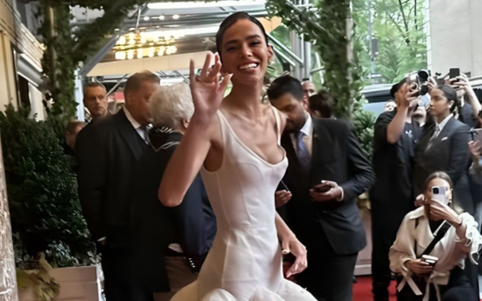 Bruna Marquezine é flagrada por fãs no MET Gala 2024