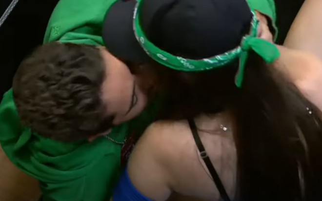 Brunno Danese e Maizy se beijam em A Grande Conquista 2