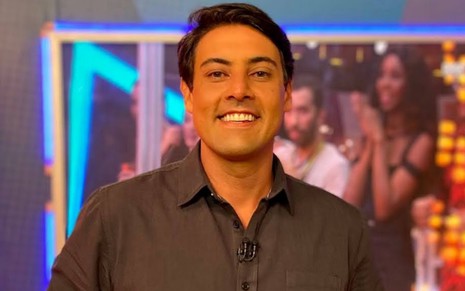 Bruno de Luca está sorrindo, nos bastidores do BBB, na Globo