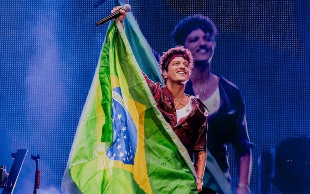 Bruno Mars ergue a bandeira do Brasil em show