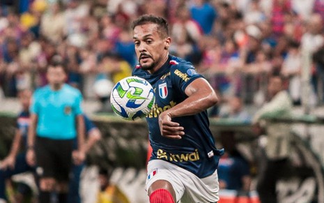 Bruno Pacheco corre para dominar a bola em jogo do Fortaleza no Campeonato Brasileiro 2023