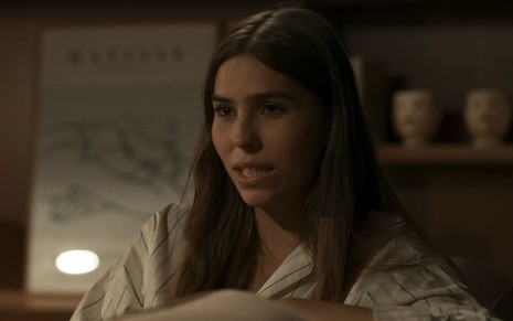 Em cena de Renascer, Gabriela Medeiros está conversando com alguém com a expressão de chateada