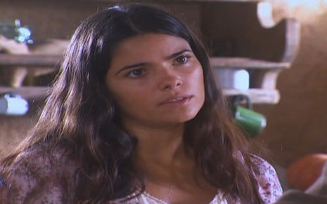 Vanessa Giácomo com expressão séria em cena da novela Cabocla