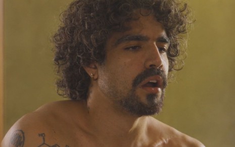 Caio Castro com expressão séria em cena como Pablo na novela Todas as Flores