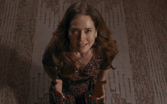 Camila Morgado ajoelhada e olhando para cima em cena da novela Renascer