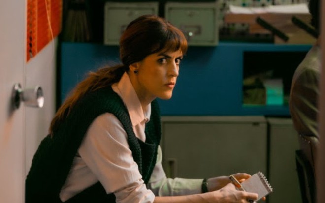 A atriz Luciana Paes caracterizada como Paloma em cena da série Notícias Populares