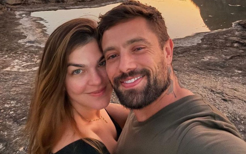 Carol Ferraz e Rafael Cardoso estão abraçados e sorridentes