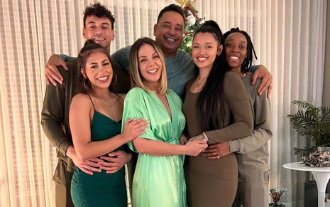 Carla Perez e Xanddy rodeados pelos filhos e noras em foto tirada na festa de Natal da família