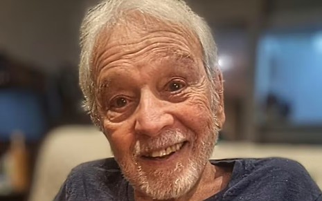 Carlos Lyra está sorrindo, em selfie publicada nas redes sociais