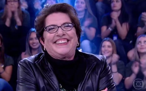 Carlota Portella sorri no júri da Dança dos Famosos