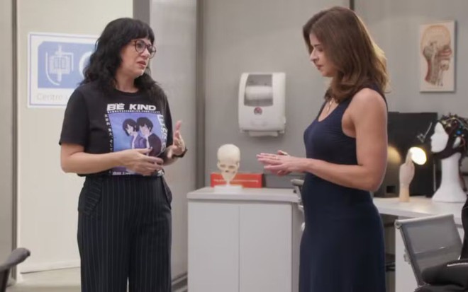 Em cena de Elas por Elas, Karine Teles e Mariana Santos estão frente a frente conversando