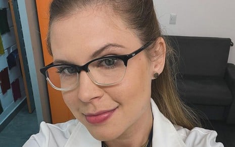 Carolinie Figueiredo está caracterizada como uma médica nos bastidores de Pedaço de Mim