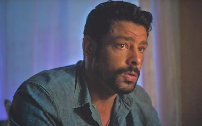 Cauã Reymond com expressão séria em cena da novela Terra e Paixão
