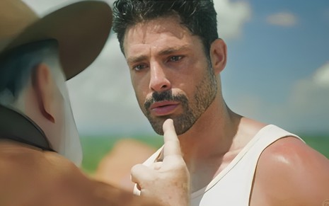 Tony Ramos (de costas e cortado na imagem) contracena com Cauã Reymond na novela Terra e Paixão, da Globo