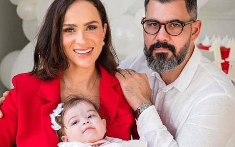 Letícia e Juliano Cazarré com Maria Guilhermina no colo