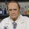 Bob Newhart posa como um cientista em um laboratório em cena de The Big Bang Theory
