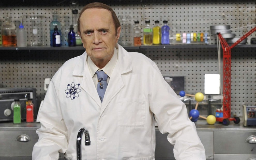 Bob Newhart posa como um cientista em um laboratório em cena de The Big Bang Theory