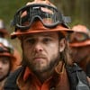 Max Thieriot usa trajes de bombeiro em cena da série Fire Country