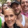 A cantora Céline Dion com fãs nas ruas de Paris
