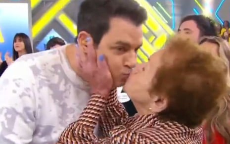 Celso Portiolli ganha beijo na boca da influenciadora Vovó Maria ao vivo durante Domingo Legal
