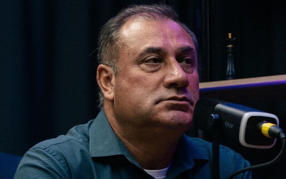 César Galvão no podcast Eles que Lutem, no YouTube