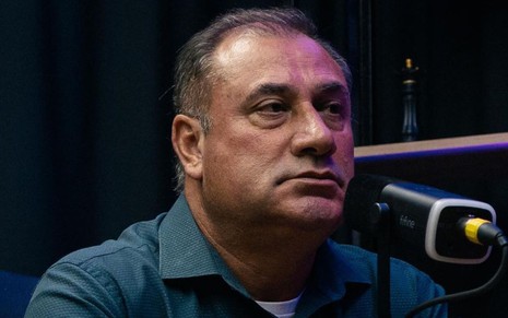 César Galvão no podcast Eles que Lutem, no YouTube