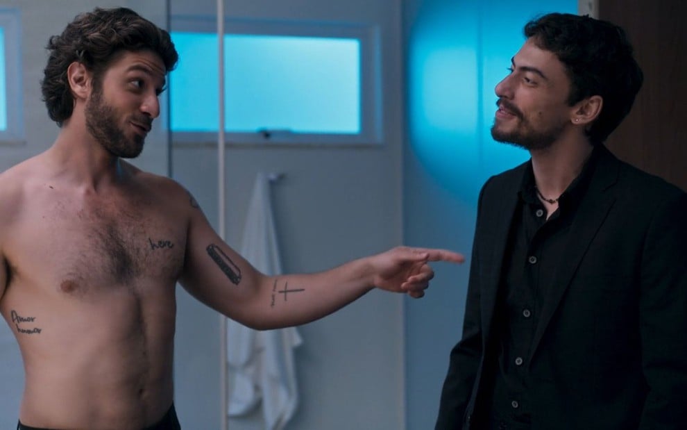 Mavi (Chay Suede) aponta para Iberê (Jaffar Bambirra) em cena da novela Mania de Você