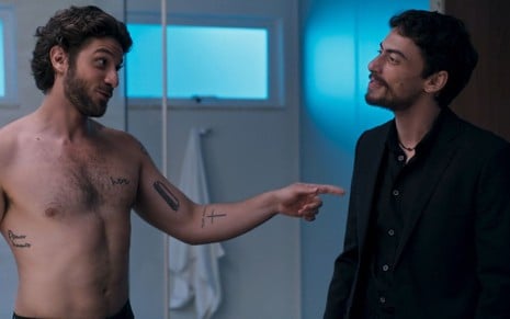 Mavi (Chay Suede) aponta para Iberê (Jaffar Bambirra) em cena da novela Mania de Você