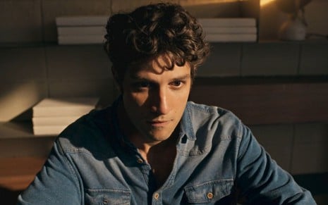 Chay Suede com expressão séria em cena como Mavi na novela Mania de Você