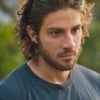 Chay Suede está caracterizado como Mavi, vilão da novela Mania de Você, da Globo