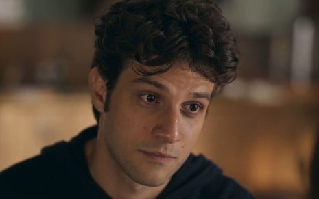 Chay Suede com expressão séria em cena como Mavi na novela Mania de Você