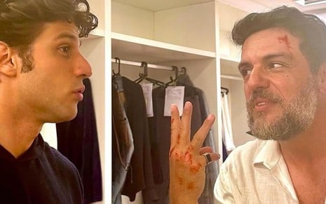 Chacy Suede encara Rodrigo Lombardi nos bastidores de gravação da novela Mania de Você, da Globo