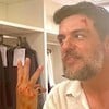 Chacy Suede encara Rodrigo Lombardi nos bastidores de gravação da novela Mania de Você, da Globo