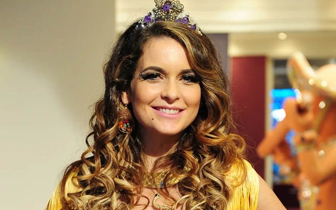 Cláudia Abreu caracterizada como Chayene em Cheias de Charme (2012), sorrindo para a câmera