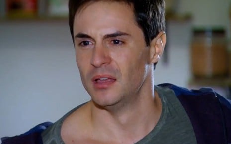 O ator Ricardo Tozzi com expressão triste em cena como Inácio em Cheias de Charme